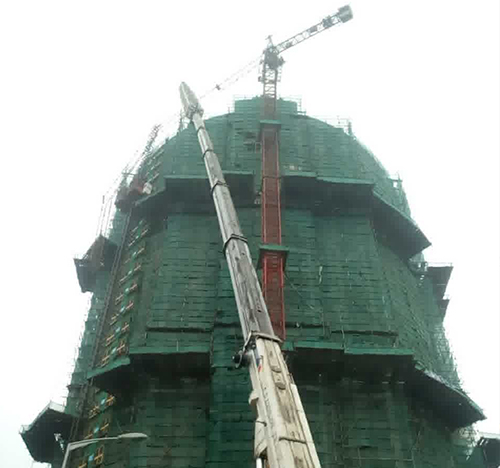 城步吊车在工地上作业